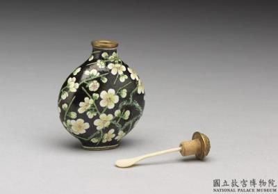 图片[3]-Copper-body painted enamel snuff bottle with a white plum blossom design on a black background, Yongzheng reign (1723-1735), Qing dynasty-China Archive